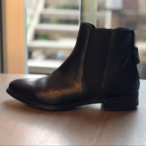 Steve Madden Black Leather Chelsea Booties 7.5